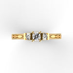 Anillo de oro con tres diamantes